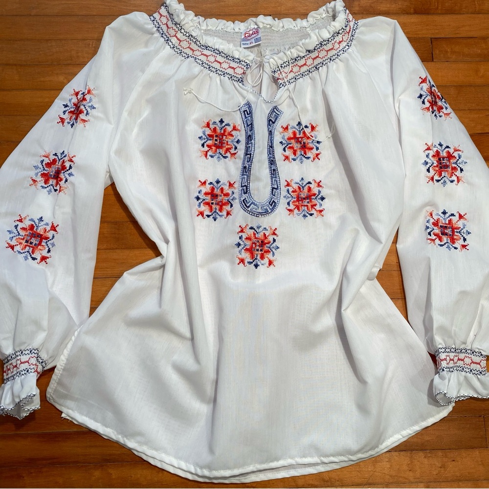 Gorgeous EMBROIDERED PEASANT BLOUSE Top Shirt Smocked Embroidery Vintage Boho